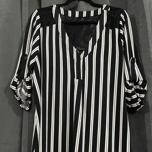 Ends 12am 04/03/21 Torrid Size1 black & white shrt